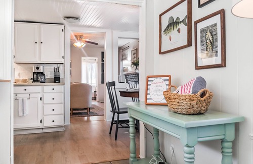Spring Lake House | Perch Cottage l Lakeside Fall Getaway with Firepit, Kayaks & Cozy Nights