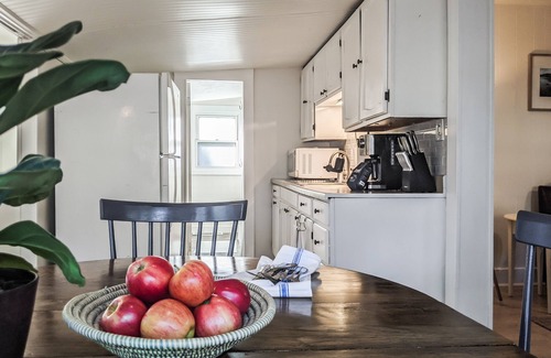 Spring Lake House | Perch Cottage l Lakeside Fall Getaway with Firepit, Kayaks & Cozy Nights