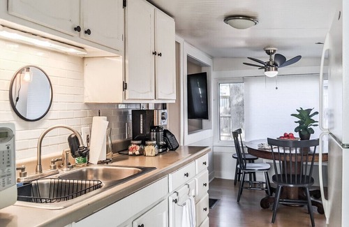 Spring Lake House | Perch Cottage l Lakeside Fall Getaway with Firepit, Kayaks & Cozy Nights