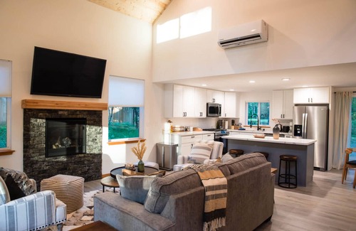 Paradise Estates Cabin | Perch - Modern & Tranquil 3BR Cabin