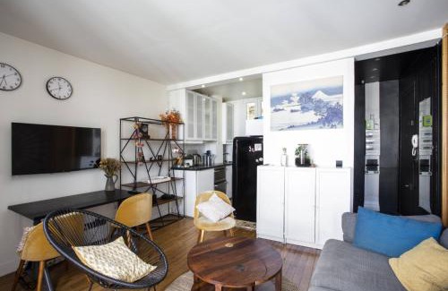 Les Amandiers Apartment | Pere Lachaise Gem