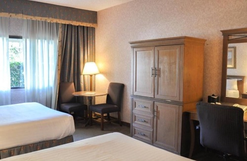 Raisin Hotel | Perfect Airport Stop – 4 Relaxing Units w/Shuttle, Onsite Dining