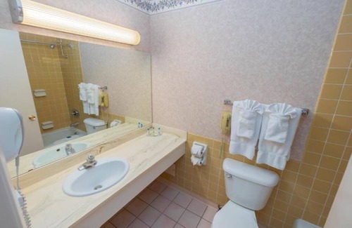 Raisin Hotel | Perfect Airport Stop – 4 Relaxing Units w/Shuttle, Onsite Dining