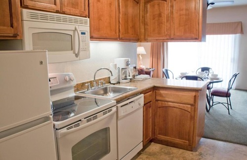 Avila Beach Hotel | Perfect Beach Getaway! Full Kitchen, Free Parking, Steps to Avila Beach Pier