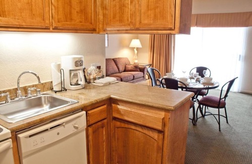 Avila Beach Hotel | Perfect Beach Getaway! Full Kitchen, Free Parking, Steps to Avila Beach Pier