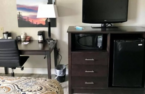 Bethlehem House | Perfect Escape! 3 Great Units, Pool, Restaurant, Near SteelStacks, Pet Friendly!