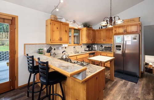 Tahoma House | Perfect Family Getaway-WI-FI-HDTV-Hot Tub-Fenced Back Yard
