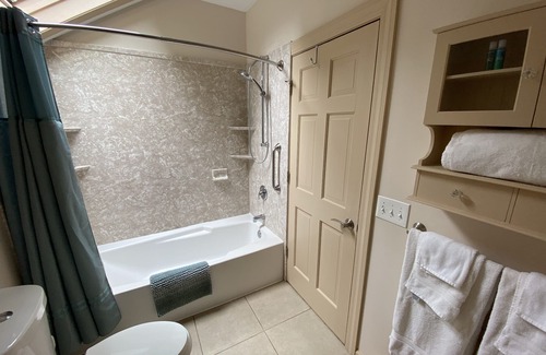 Elk Rapids House | Perfect family location for trips to ER/Charlevoix/Petoskey & Traverse area!