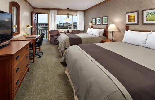 San Simeon Hotel | Perfect for Family Oceanfront Getaway! 3 Units | 2 Queen Beds Room | Pool