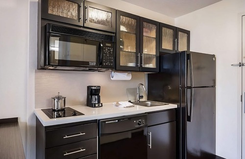 North Arlington Hotel | Perfect for Groups! 4 Units with Full Kitchens, Pets are Welcome!