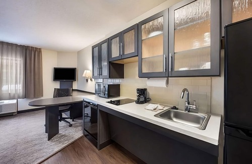 North Arlington Hotel | Perfect for Groups! 4 Units with Full Kitchens, Pets are Welcome!