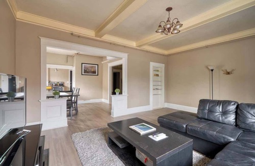 King Apartment | Perfect for Groups Prime Spot 3BR Sleeps 7