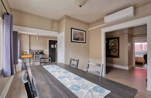 King Apartment | Perfect for Groups Prime Spot 3BR Sleeps 7