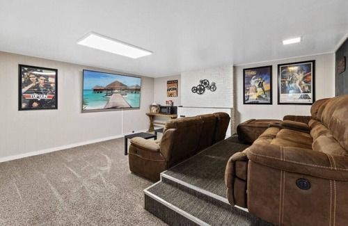 South Perry District House | Perfect for groups-Theater & Arcade close to dwtn!