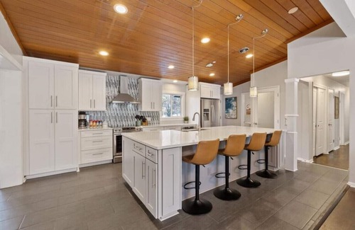 South Perry District House | Perfect for groups-Theater & Arcade close to dwtn!
