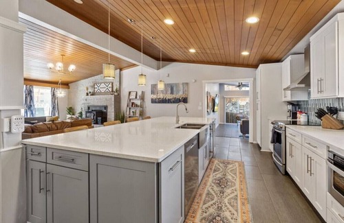South Perry District House | Perfect for groups-Theater & Arcade close to dwtn!