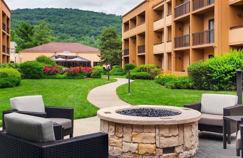 Mahwah House | Perfect for Ski Trips! Near Campgaw Mountain Ski Area! Indoor Pool, Parking!