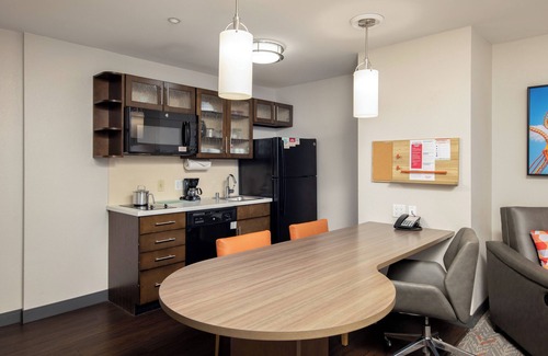 Anaheim Resort Hotel | Perfect For Your Group | Queen Bed Each to 4 Suite & Kitchen