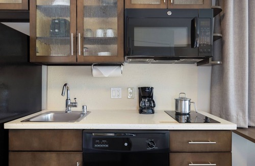 Anaheim Resort Hotel | Perfect For Your Group | Queen Bed Each to 4 Suite & Kitchen