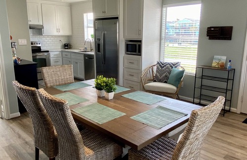 Galveston House | Perfect Friend and Family Beach House with Oceanview - 1 min walk to the beach!