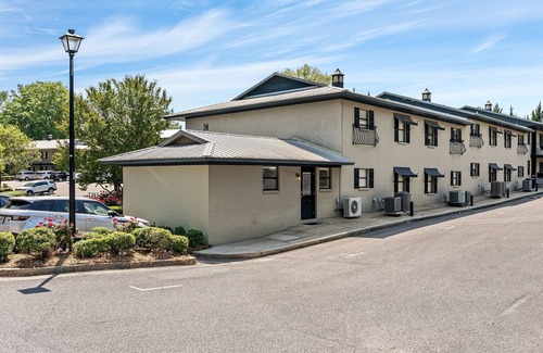 Auburn Apartment | Perfect Game-day Loft 0.2 Miles From Toomer's Corner ~ Pet Friendly