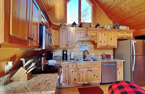 Black Bear Falls Cabin | Perfect Gatlinburg cabin w. 2 king beds, spacious game room + hot tub!