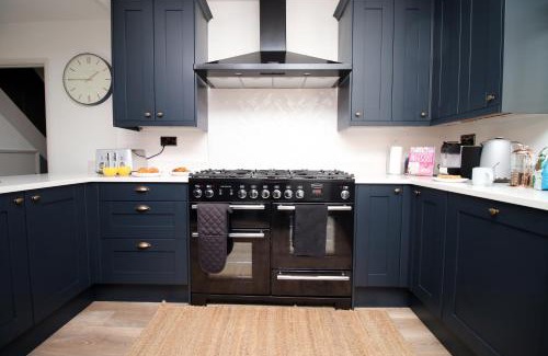 Newton St Loe House | Perfect Getaway 3BR Bath Home, Sleeps 6, Driveway Parking, Families & Contractors Stay