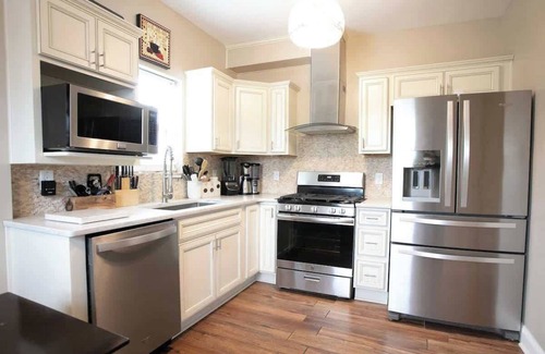 Roanoke Apartment | PERFECT GETAWAY IN DOWNTOWN WITH LUXURIOUS BATH