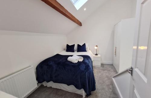 Merthyr Tydfil Apartment | Perfect Location 3 Bed Serviced apartment with Bike Storage for BPW. Close to Brecon Beacons