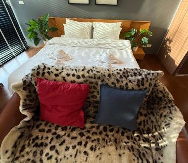 Nong Chaeng Apartment | Perfect Location Direct Skywalk to BTS Thong