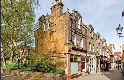 South Richmond Apartment | Perfect Location in Richmond, ‘Ted Lasso’ cobbled street, Beautiful flat