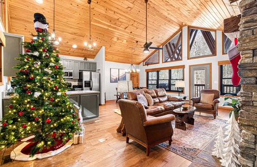 Gatlinburg - Pigeon Forge Cabin | Perfect on River, 4 EnSuite Kings w HotTub Firepit