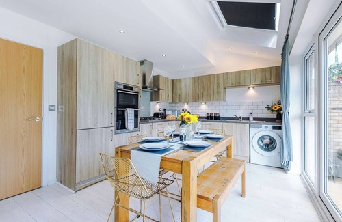 Salford Villa | Perfect Riverside Home in Manchester, FREE Parking