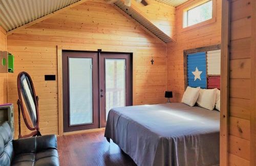 Pipe Creek House | Perfect Texas Glamping in this Cozy Log Cabin Rental for 4 near Austin
