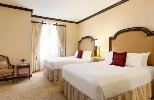 Downtown Wilmington Hotel | Perfect Wilmington Location in Landmark Hotel -Spacious Bathroom -Free WiFi
