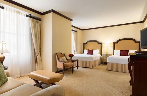 Downtown Wilmington Hotel | Perfect Wilmington Location in Landmark Hotel -Spacious Bathroom -Free WiFi