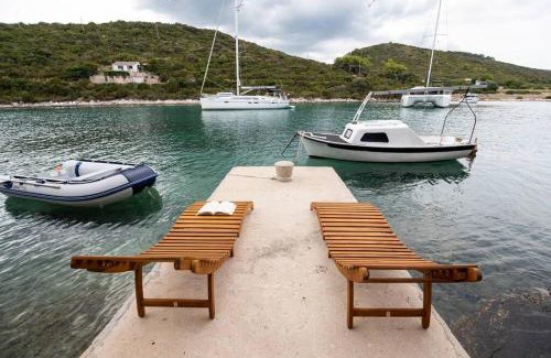 Cove Rogacic Apartment | Perina Haven - Island Vis Beachfront