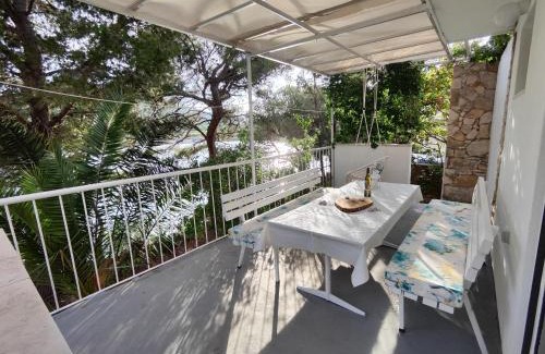 Cove Rogacic Apartment | Perina Haven - Island Vis Beachfront