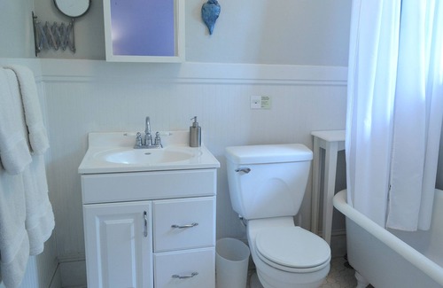 Mount Dora Bed & Breakfast | Periwinkle Room at Adora Inn - Sleeps 2