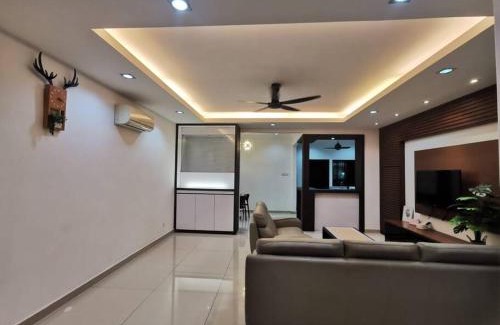 Bandar Baru Permas Jaya Apartment | Permas 14min to MidValley 10pax WiFi TV Box 4BRoom