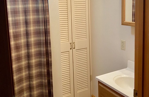 Accident House | Pet and Family Friendly. Minutes to Deep Creek Lake and the Wisp Resort.