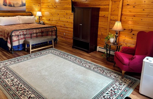 Accident House | Pet and Family Friendly. Minutes to Deep Creek Lake and the Wisp Resort.