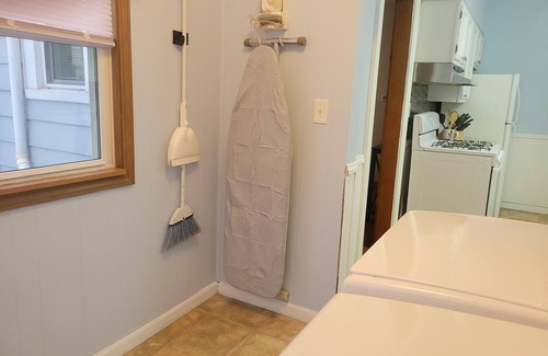 Lansing House | Pet and family friendly-3 bedroom home-MSU Campus 10 min away!