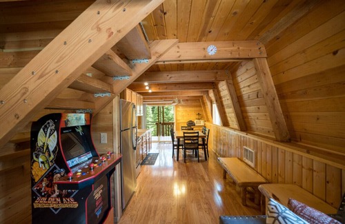 Meadow View Heights Cabin | Pet & Family Friendly Rustic Relaxation Near Parks