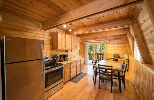 Meadow View Heights Cabin | Pet & Family Friendly Rustic Relaxation Near Parks