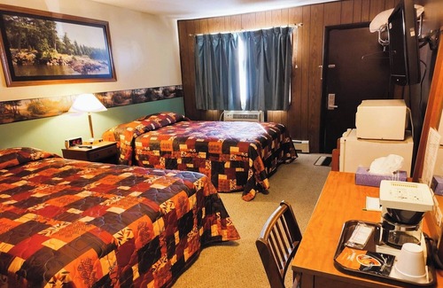 International Falls Hotel | Pet-Friendly Space with Breakfast Perfect for a Budget-Friendly Family Getaway