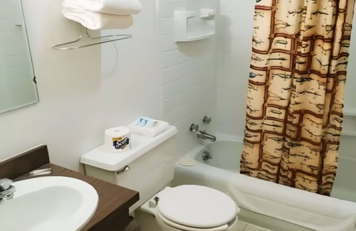 International Falls Hotel | Pet-Friendly Space with Breakfast Perfect for a Budget-Friendly Family Getaway