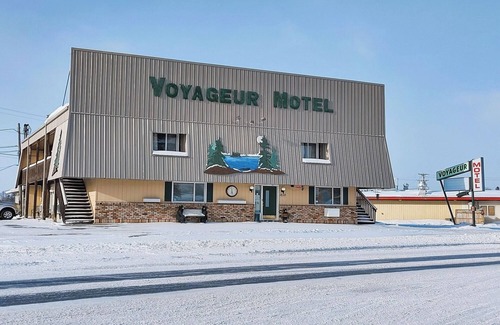 International Falls Hotel | Pet-Friendly Space with Breakfast Perfect for a Budget-Friendly Family Getaway