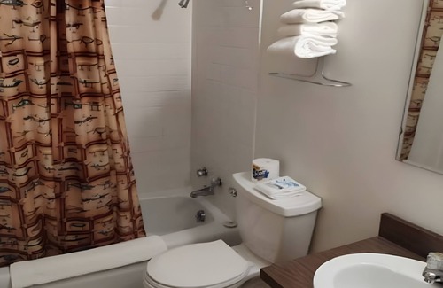 International Falls Hotel | Pet-Friendly Spot Close to Canoeing Destinations on Rainy River - Free Breakfast