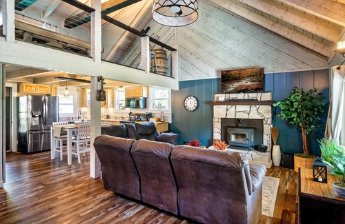 Kodak Cabin | Pet Friendly 3/3 with Hot Tub & Private Balconies